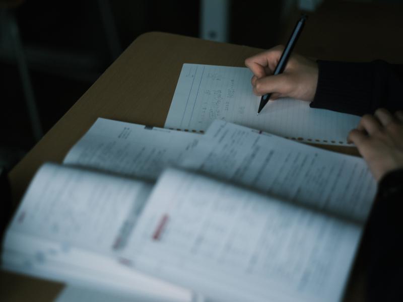 ノートにやりたくないことを書き出している様子